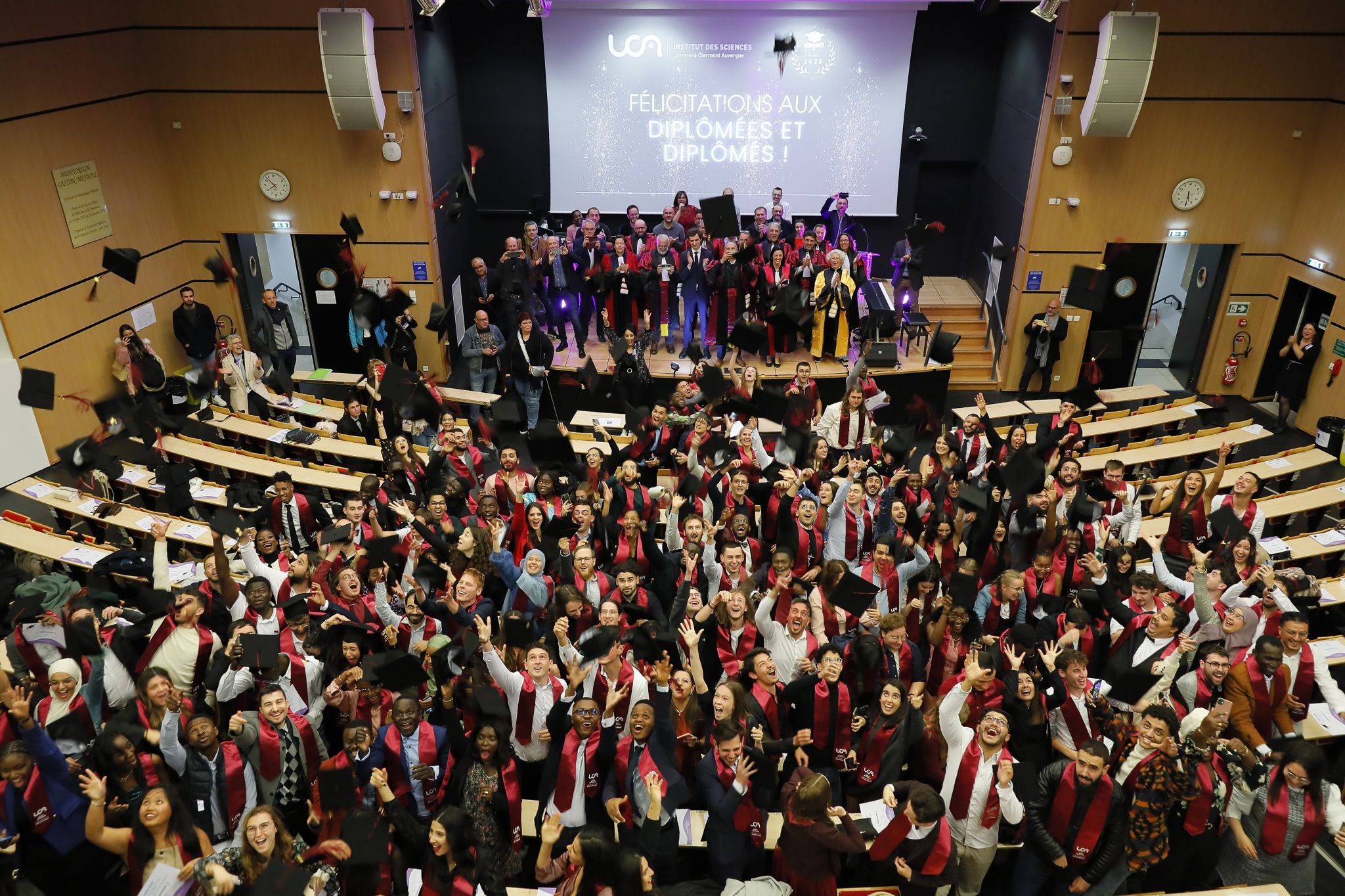 Jeté de chapeaux académiques - Cérémonie de remise des diplômes des masters de l'Institut des Sciences - Université Clermont Auvergne