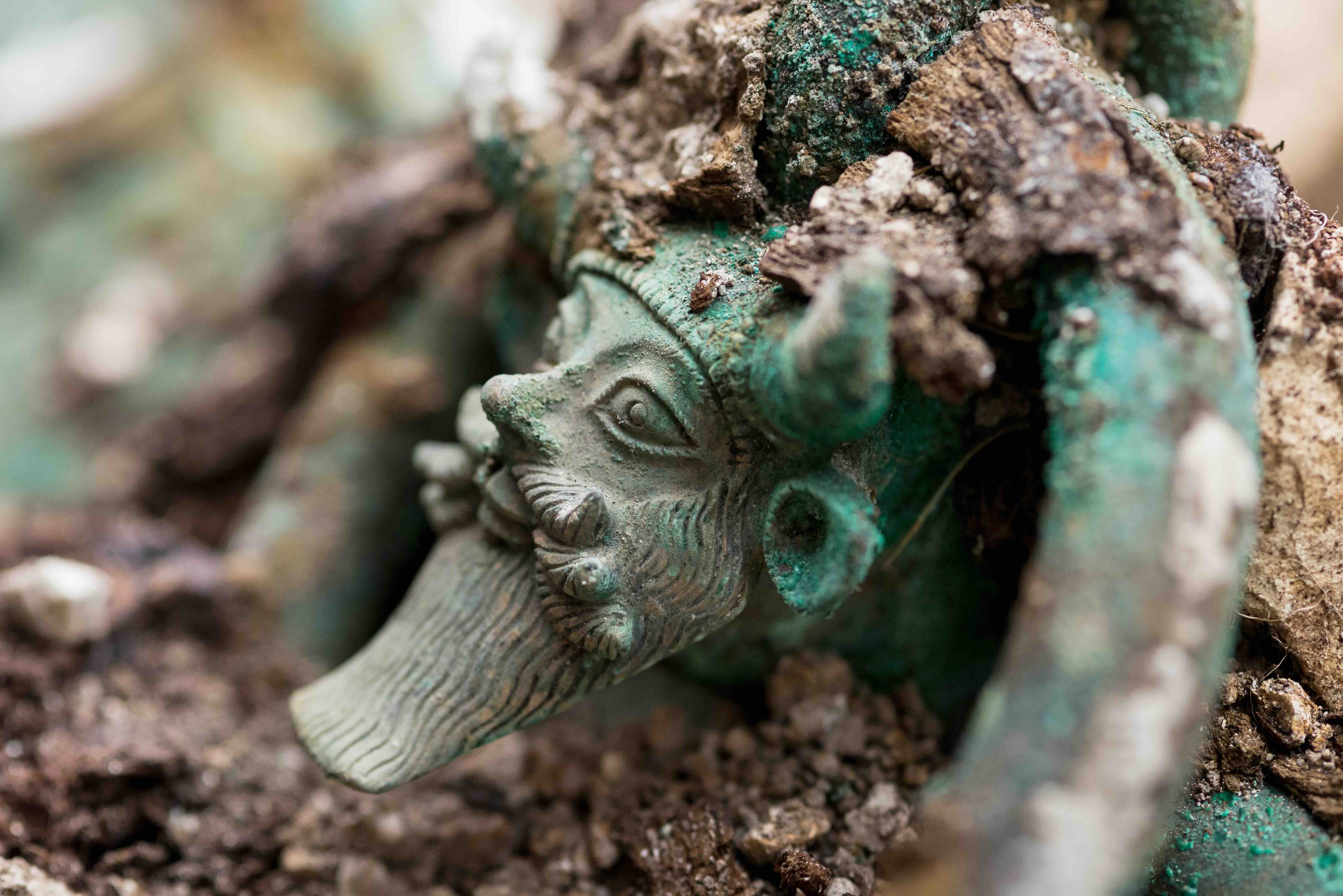 Détail du chaudron en bronze de Lavau (Aube); cl. Denis Gliksman (Inrap) 