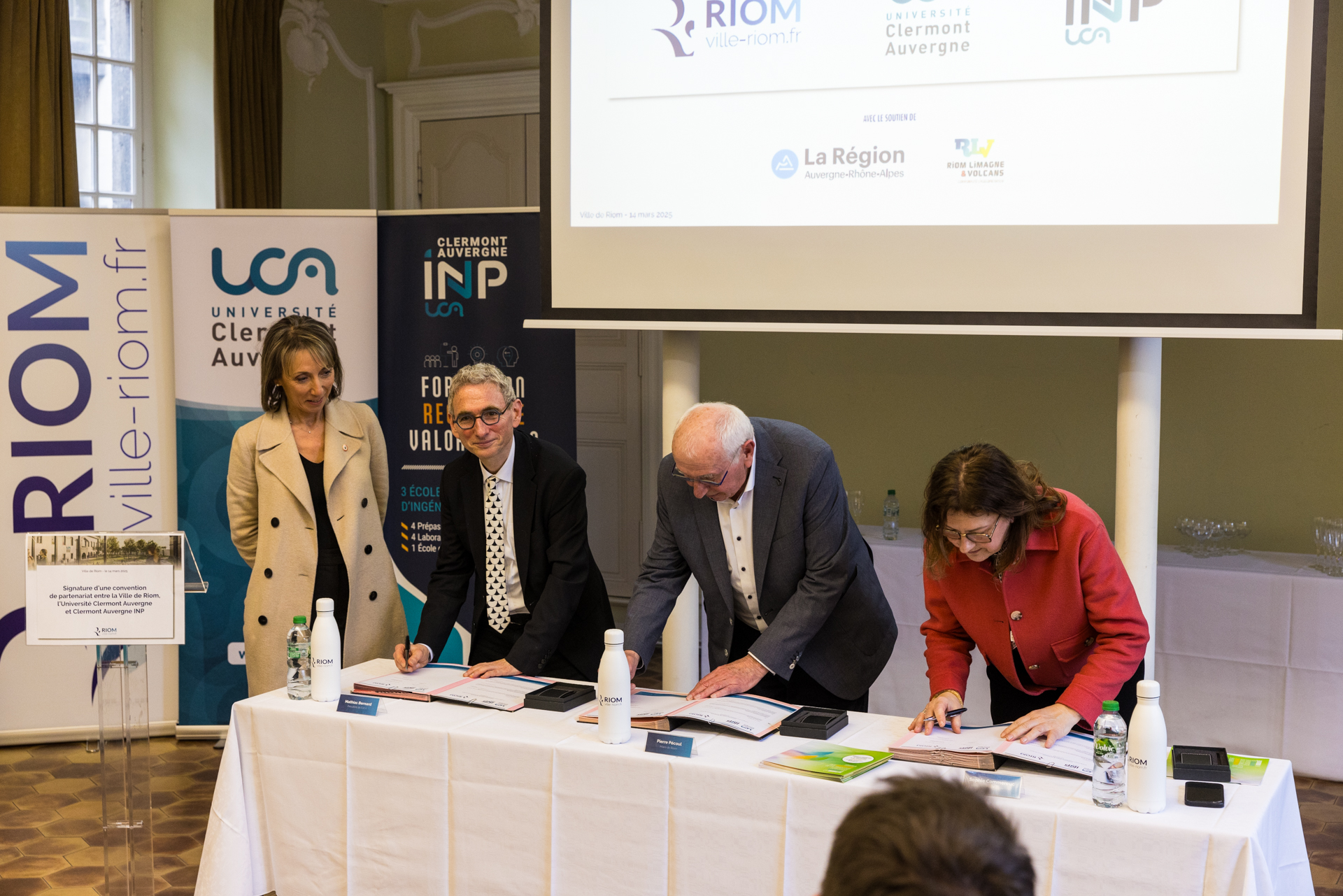 Signature de la convention par Mathias Bernard, Sophie Commereuc et Pierre Pécoul, en présence de Catherine Staron, Vice-présidente déléguée aux lycées, à l'enseignement supérieur, à la recherche et à l'innovation de la Région Auvergne Rhône Alpes