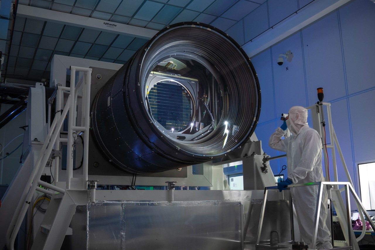 Photographie de la caméra, avec l’un des filtres de couleur positionné. © Olivier Bonin/SLAC National Accelerator Laboratory.