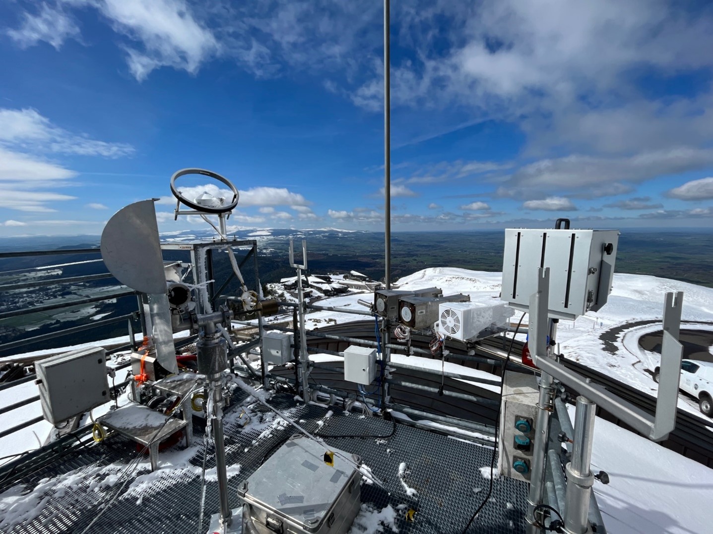 Les collecteurs de nuage déployés pendant ATMOACCESS RACLET: de droite à gauche Boogie (LaMP), trois CASCC (TROPOS) et, au centre, le CWS (TROPOS/ZAMG). Dans le cercle, un des capteurs de rayonnement solaire.