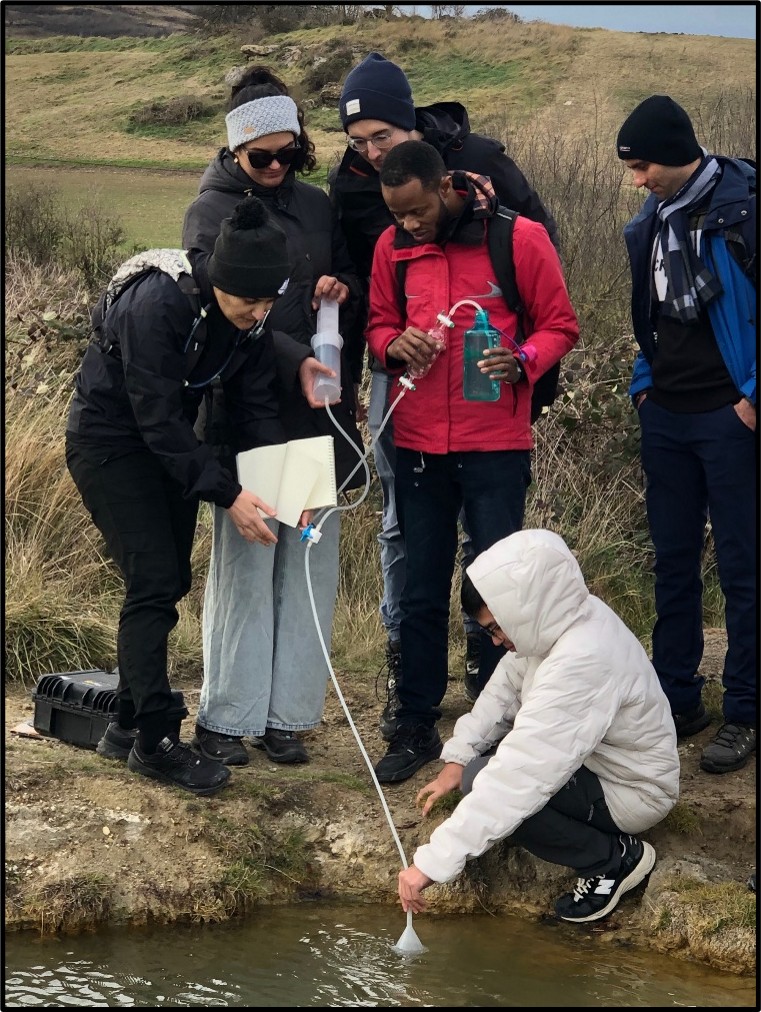 étudiants se formant à la mesure des gaz dissous en solution