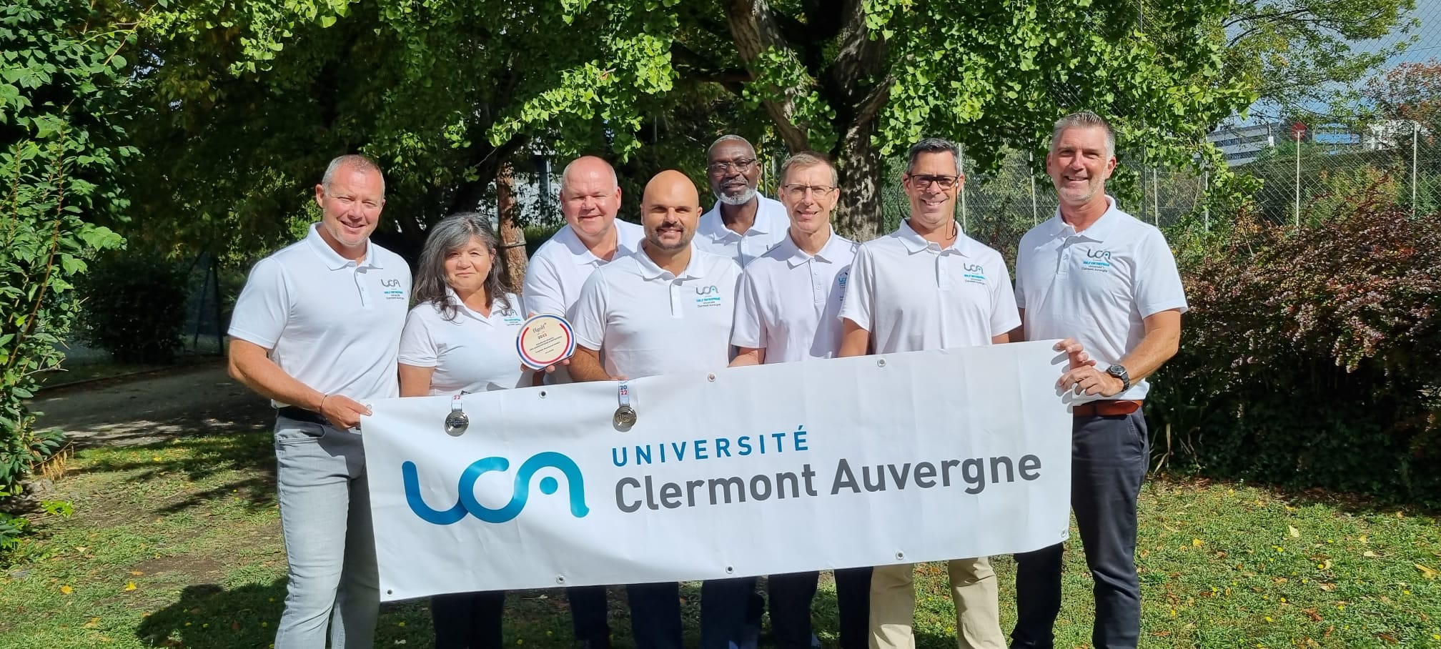 De gauche à droite: David SEBILLAUD (STAPS), Solange CRÉPIAT (Inspé), François CASSIÈRE (IAE Clermont Auvergne), Pierre RAYNAUD (DOSI), Oscar AWITOR (IUT), Patrick RALET (IAE Clermont Auvergne), Philippe AMADON (SUAPS-capitaine), Stéphane VARENNES (SUAPS)