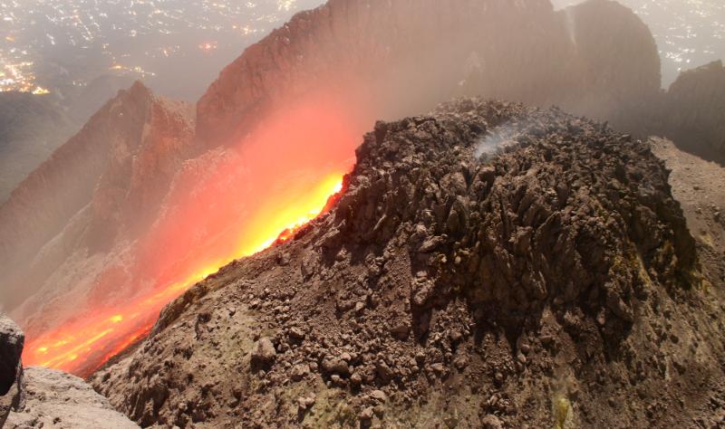 Fig 2 : Un éboulement incandescent au sommet du volcan de Merapi avec les villages à proximité en arrière plan–Image de StereoVolc/ Station Somerapi 3