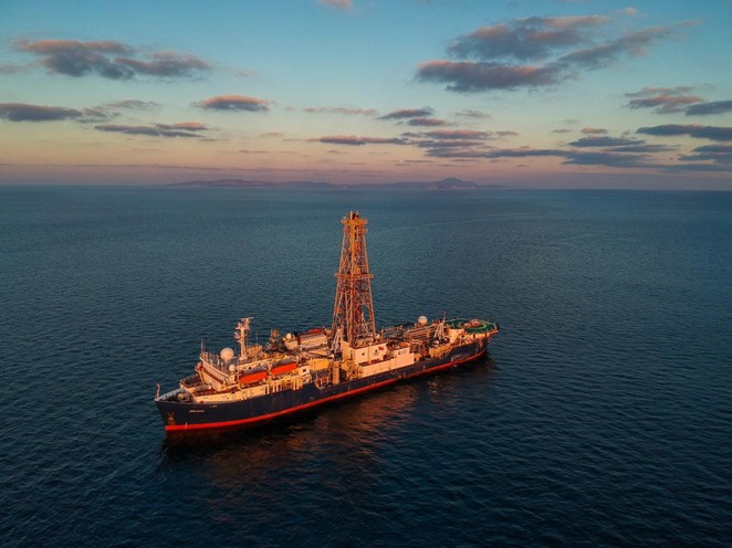 Image : Crédit Thomas Ronge, JRSO IODP. Le navire JOIDES Resolution avec le volcan Santorin en arrière-plan