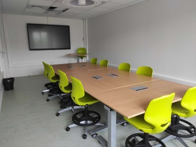 Une salle de travail pour 10 personnes
